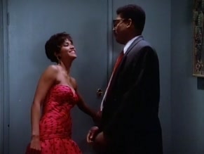 HALLE BERRY NUDE/SEXY SCENE IN KNOTS LANDING
