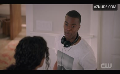 SAMANTHA LOGAN NUDE/SEXY SCENE IN ALL AMERICAN