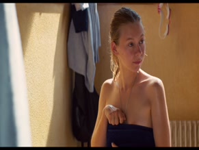 GERALDINE MARTINEAU NUDE/SEXY SCENE IN THE NEW KID