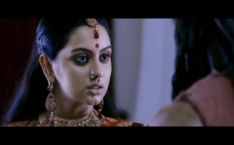 Shruti Marathe Sexy Scene in Aravaan - AZNude