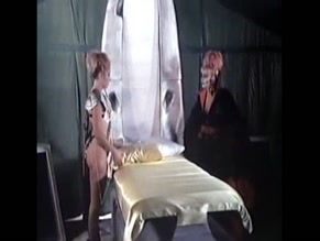 AZELA ROBINSON NUDE/SEXY SCENE IN DOS NACOS EN EL PLANETA DE LAS MUJERES