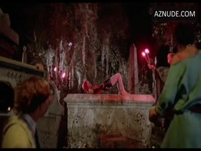 LINNEA QUIGLEY NUDE/SEXY SCENE IN THE RETURN OF THE LIVING DEAD