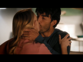  alt="Yael Grobglas Sexy in Jane The Virgin"
