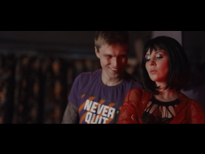 Qizlar yigitni tovonlari bilan oyoq osti qilishadi