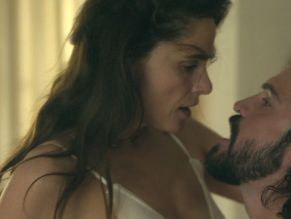  alt="Amanda Peet Sexy in Your Friends & Neighbors"