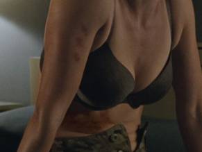 Cobie SmuldersSexy in Jack Reacher: Never Go Back
