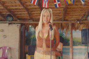  alt="Karol G Sexy in Si No Te Hubiera Conocido"