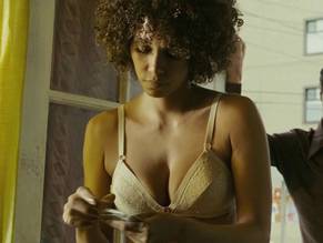 Halle BerrySexy in Frankie & Alice