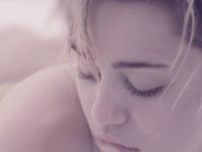 Miley CyrusSexy in Adore You