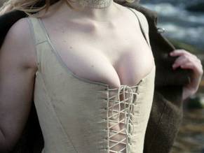Nell HudsonSexy in Outlander