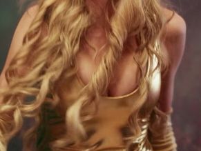  alt="Sarah Chalke Sexy in Scrubs"