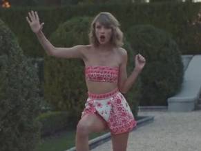Taylor SwiftSexy in Taylor Swift - Blank Space