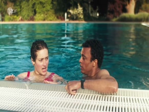 ANOUK ELIAS in FUR IMMER FREIBAD