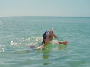KAITLYN DEVER in TICKET TO PARADISE (2022)