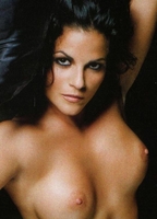 Qiz uni mushukiga yopishtiradi