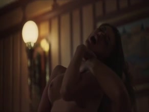 UNKNOWN in LUIS MIGUEL: THE SERIES (2018)