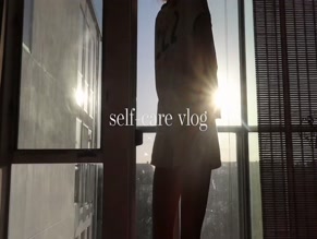 SANNE VLOET in SANNE VLOET NUDE TITS (TOPLESS) ON YOUTUBE VLOG (2025)