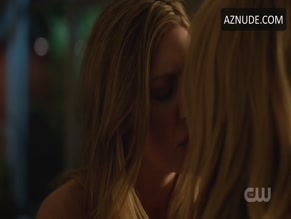 CAITY LOTZ NUDE/SEXY SCENE IN DC'S LEGENDS OF TOMORROW