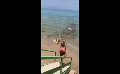 MARIA ARREGHINI NUDE/SEXY SCENE IN MARIA ARREGHINI SIZZLES IN DUBAI IN SEXY VACATION