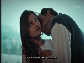 SIMRAN KAUR NUDE/SEXY SCENE IN NA TUM JAANO NA HUM