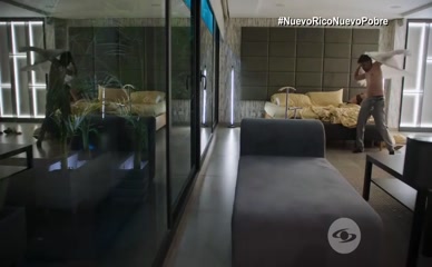 LAURA BARJUM in NUEVO RICO, NUEVO POBRE