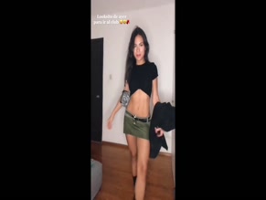 ELISA TENAUD in ELISA TENAUD SEXY IN DE VUELTA AL BARRIO (2021)