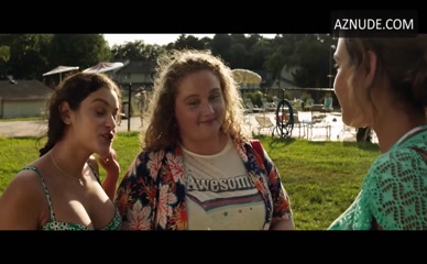 ODEYA RUSH NUDE/SEXY SCENE IN DUMPLIN'