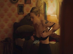 DAKOTA FANNING NUDE/SEXY SCENE IN VICIOUS