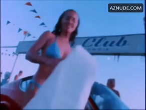ELIZA DUSHKU,SARAH MICHELLE GELLAR NUDE/SEXY SCENE IN BRING IT ON