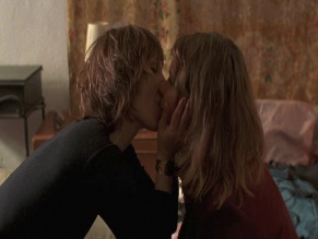 DINARA DRUKAROVA,SEIDI HAARLA NUDE/SEXY SCENE IN COMPARTMENT NO. 6
