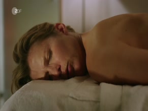 VALERIE NIEHAUS in JELLA JAGT DAS GLUCK (2017)
