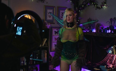ELLE FANNING NUDE/SEXY SCENE IN MARGO'S GOT MONEY TROUBLES