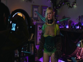 ELLE FANNING NUDE/SEXY SCENE IN MARGO'S GOT MONEY TROUBLES