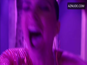 EMILY RATAJKOWSKI NUDE/SEXY SCENE IN VICTORIA'S SECRET: THE TOUR '23