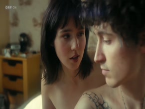 PAULINA HOBRATSCHK NUDE/SEXY SCENE IN TAGE, DIE ES NICHT GAB