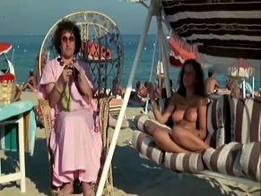 LEILA FRECHET in ON SE CALME ET ON BOIT FRAIS A SAINT-TROPEZ