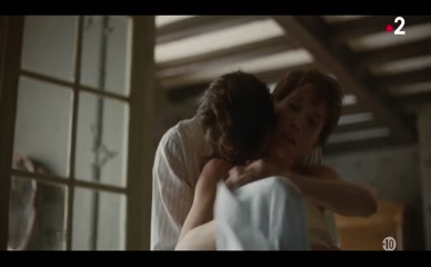 LAURA SMET in LA GARCONNE