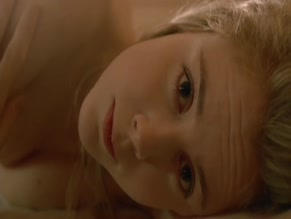 ISABELLE CARRE in LA FEMME DEFENDUE (1997)