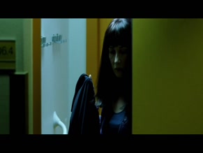 CARICE VAN HOUTEN NUDE/SEXY SCENE IN KOMT EEN VROUW BIJ DE DOKTER