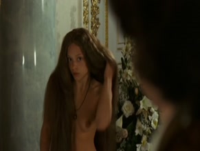 LIZZIE BROCHERE in SISSI, L'IMPERATRICE REBELLE (2004)