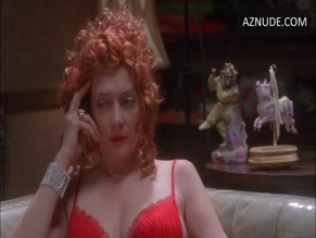 GLENNE HEADLY NUDE/SEXY SCENE IN THE AMATEURS