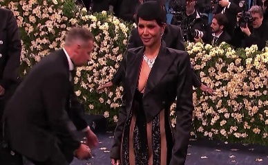 HALLE BERRY in E! LIVE FROM THE RED CARPET