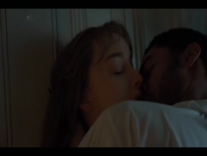 PHOEBE DYNEVOR in BRIDGERTON (2020-)