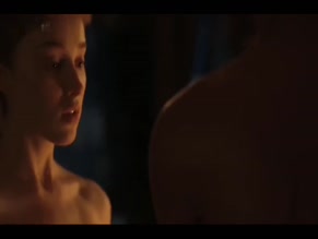 PHOEBE DYNEVOR in BRIDGERTON (2020-)