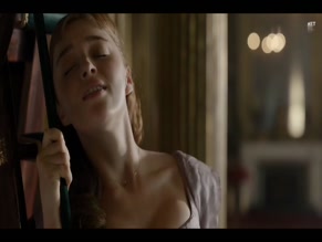 PHOEBE DYNEVOR in BRIDGERTON (2020-)