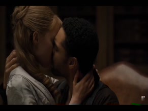 PHOEBE DYNEVOR in BRIDGERTON (2020-)