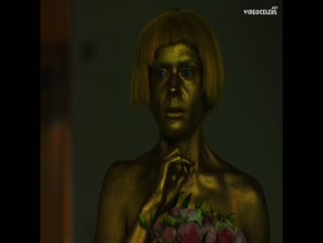 ALINA TOMNIKOV in KUINKA KAANSIN RABOBESTON KYLKIASENTOON (2022)