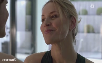 PETRA VAN DE VOORT NUDE/SEXY SCENE IN MORDEN IM NORDEN