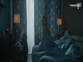 OKSANA AKINSHINA NUDE/SEXY SCENE IN CONTAINER