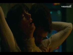 ANNE HATHAWAY NUDE/SEXY SCENE IN THE IDEA OF YOU